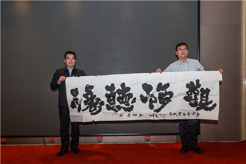 新疆校友向母校捐赠书法作品