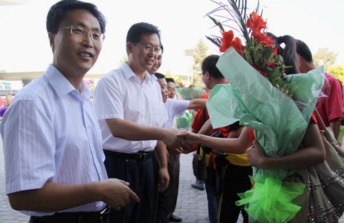 银川市领导与赵利宁副书记到机场迎接代表队载誉归来