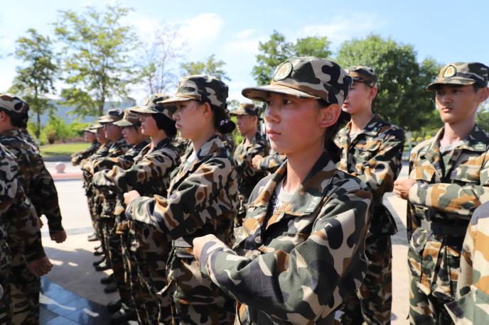 挺拔身姿站如松 高瑞/摄