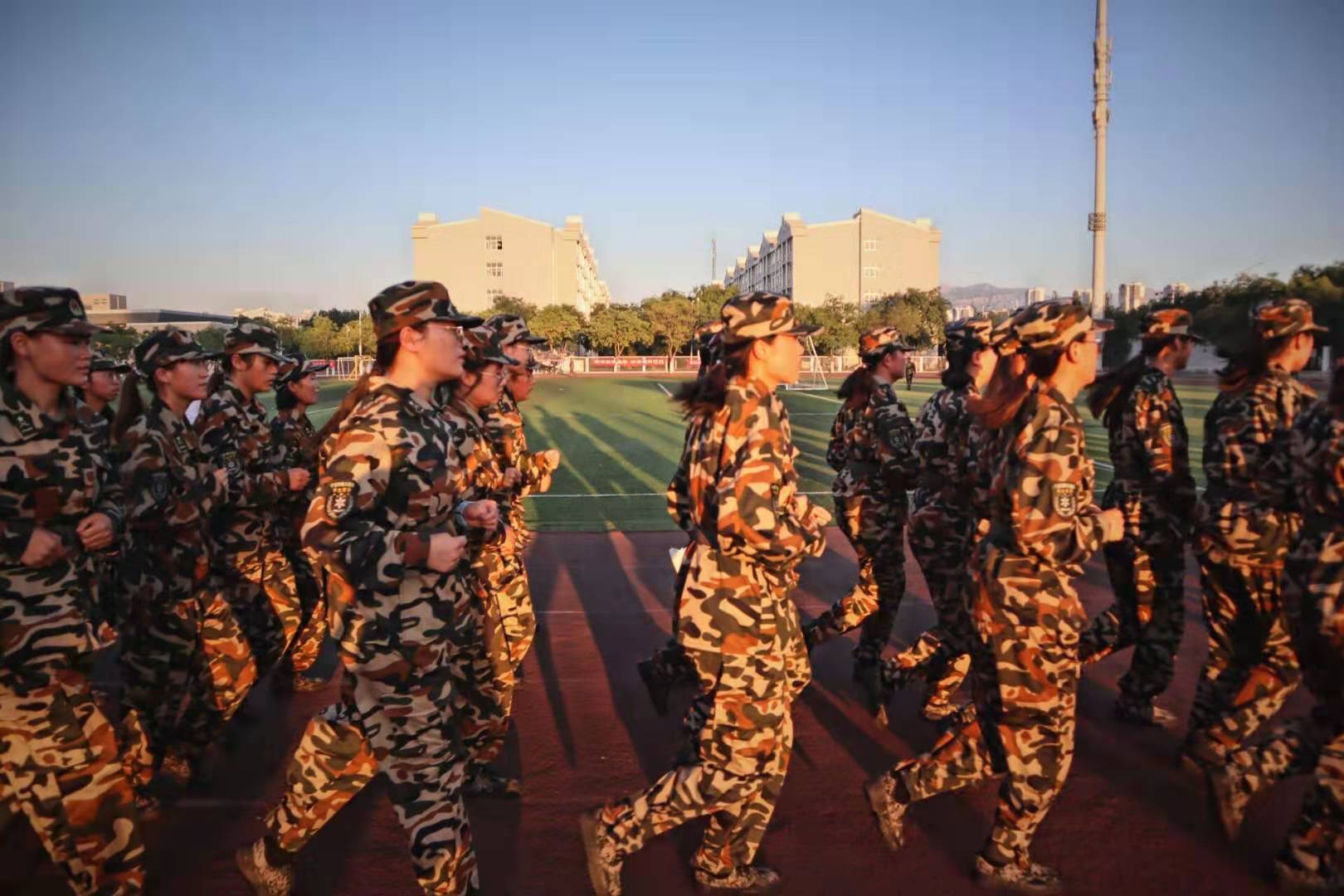 晨辉下的早操 马佳荣/图