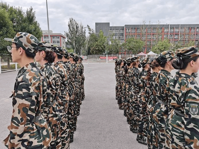 图片包含 户外, 人, 军装, 男人描述已自动生成