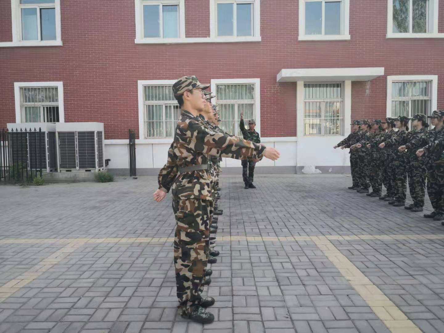 整齐的排面,坚毅的眼神,挺拔的身姿 张宜秀/图