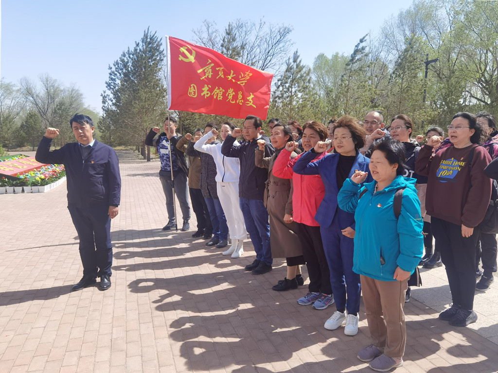 在王彦仓同志的带领下重温入党誓词 在王彦仓同志的带领下重温入党誓词
