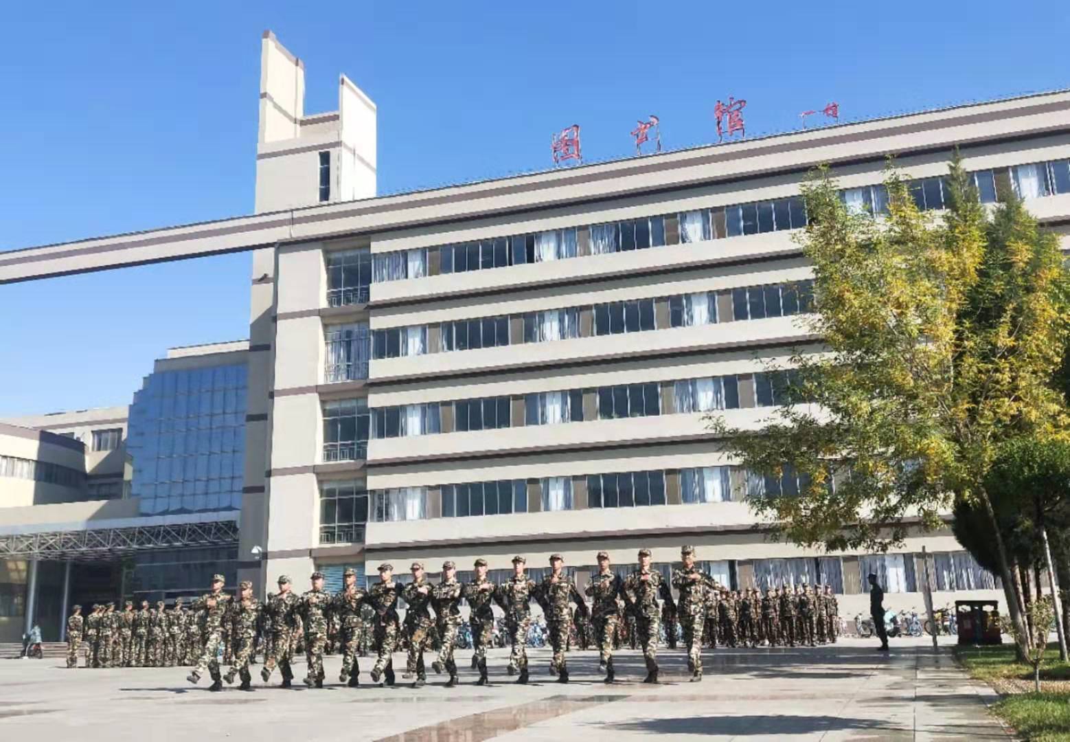 齐步走 胡清源/图