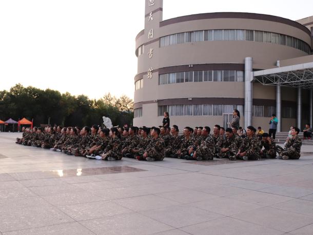 集体唱军歌 王兵/摄