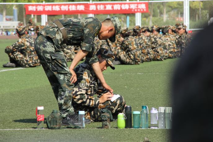 纠正口号 卢玥/图