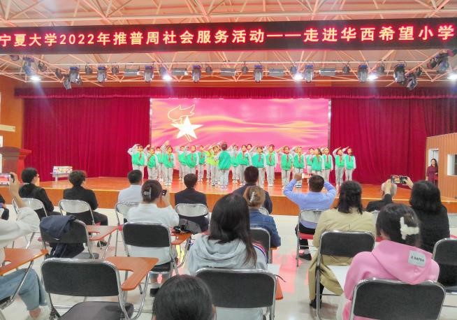 合唱《我们是共产主义接班人》 合唱《我们是共产主义接班人》