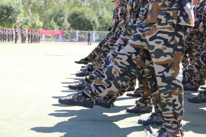 努力保持一致 王丽婷/图